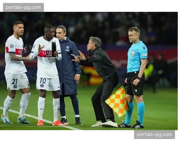 法国登贝莱突破变向，考验对手边后卫的一对一防守与协防时机